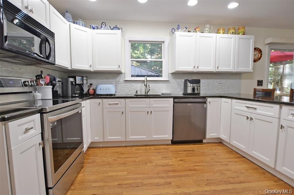 Single Family Glen  Suffolk County, NY 11933, MLS-993678-8