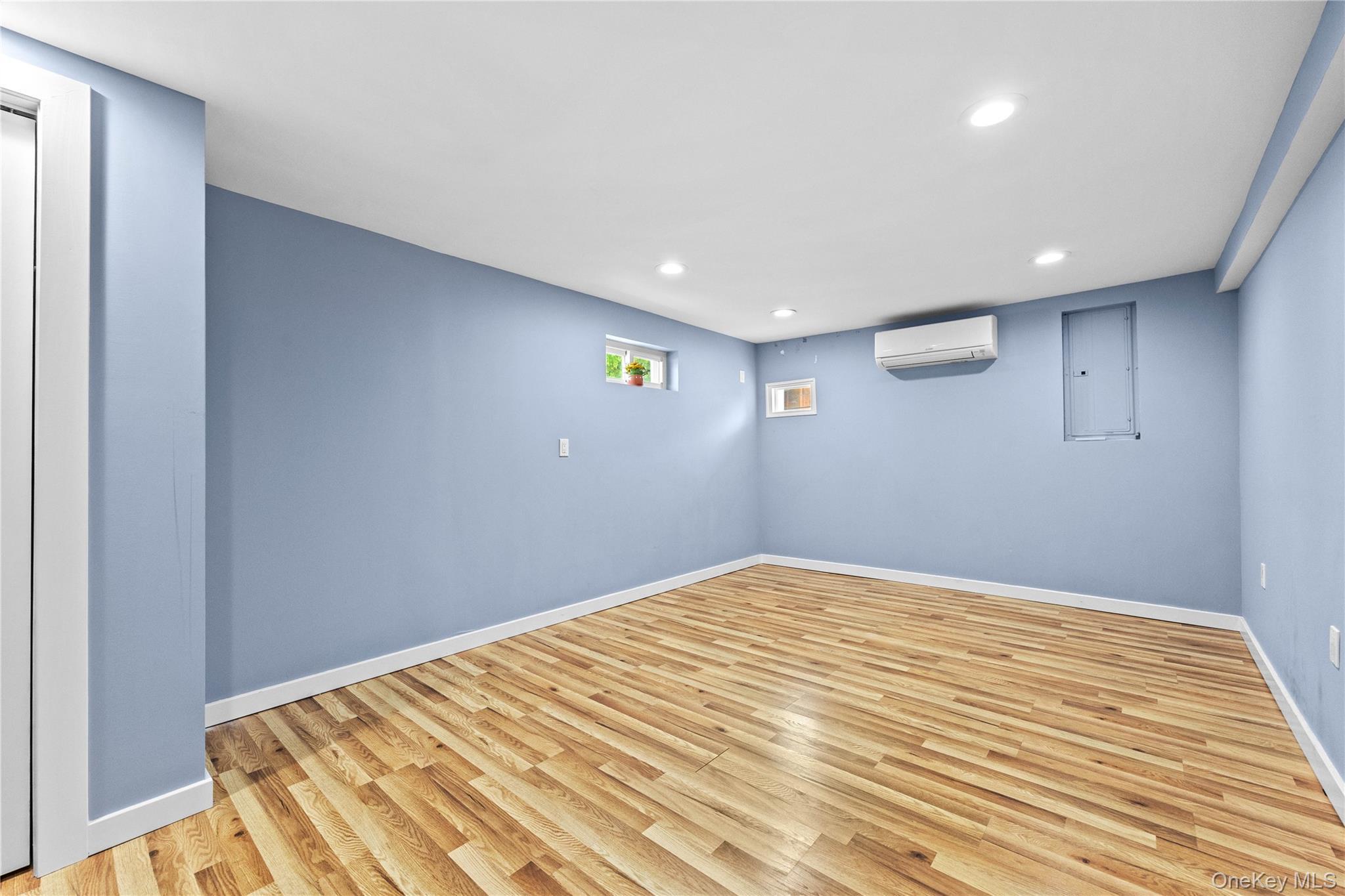 Single Family Bruce Lane  Nassau County, NY 11590, MLS-993948-25