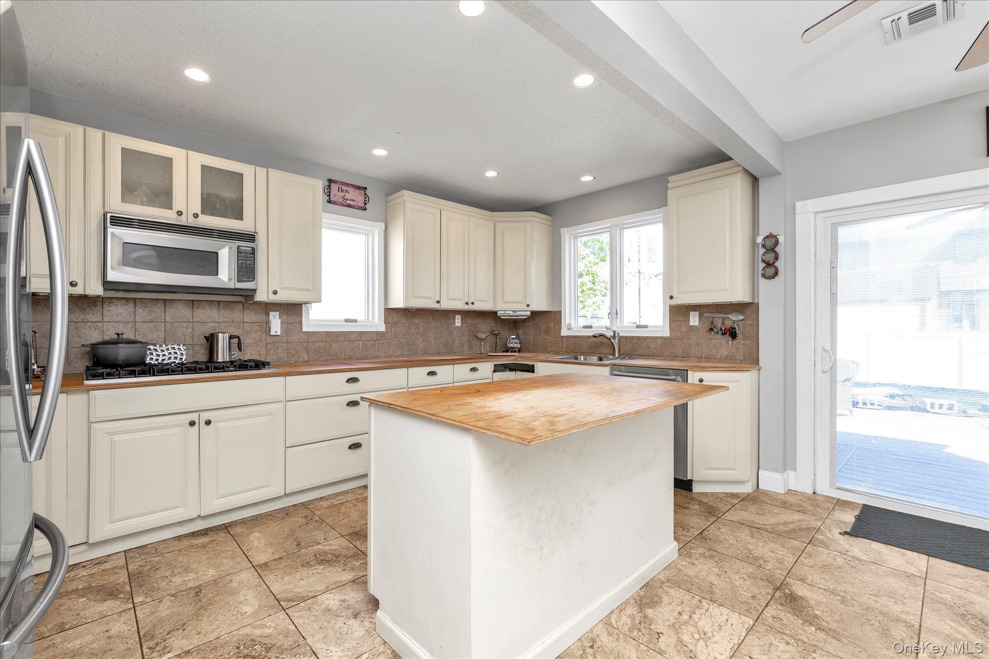 Single Family Williams Court  Nassau County, NY 11710, MLS-994593-11