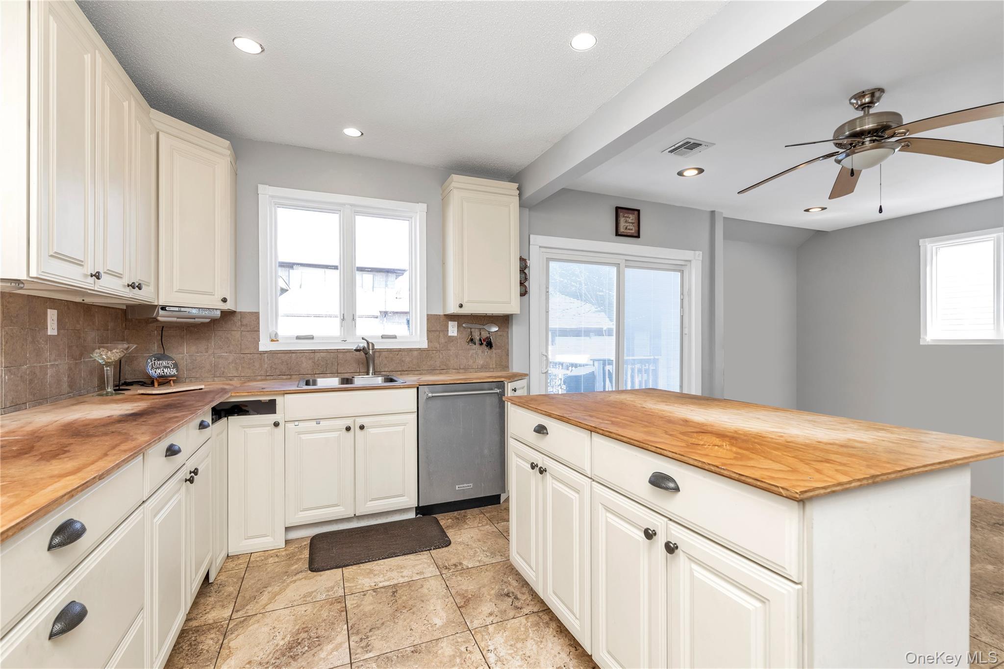 Single Family Williams Court  Nassau County, NY 11710, MLS-994593-3