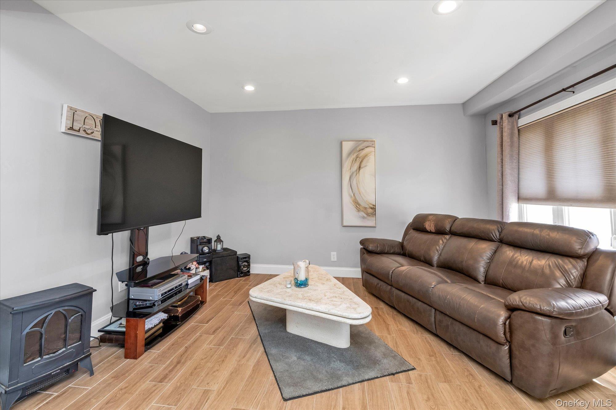 Single Family Williams Court  Nassau County, NY 11710, MLS-994593-5