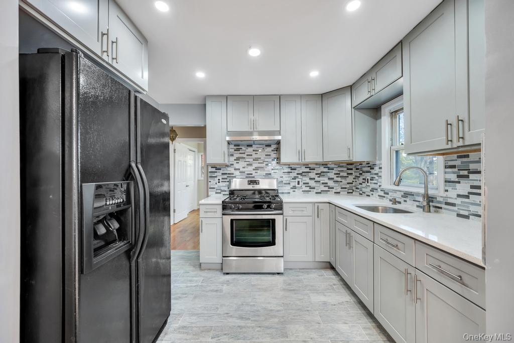 Single Family Spar Drive  Suffolk County, NY 11951, MLS-994614-8