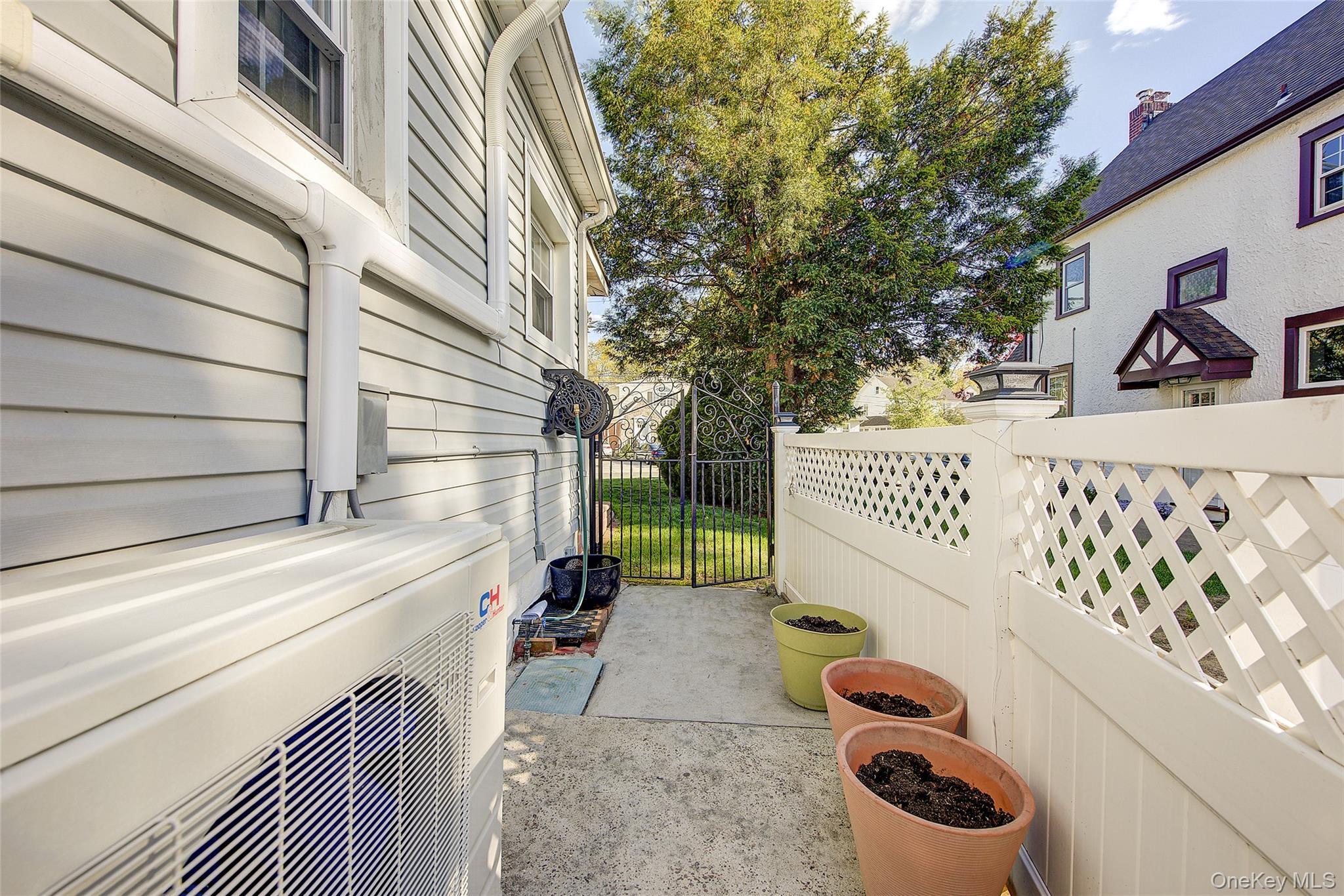 Single Family Buckingham Place Nassau County, NY 11563, MLS-994650-46