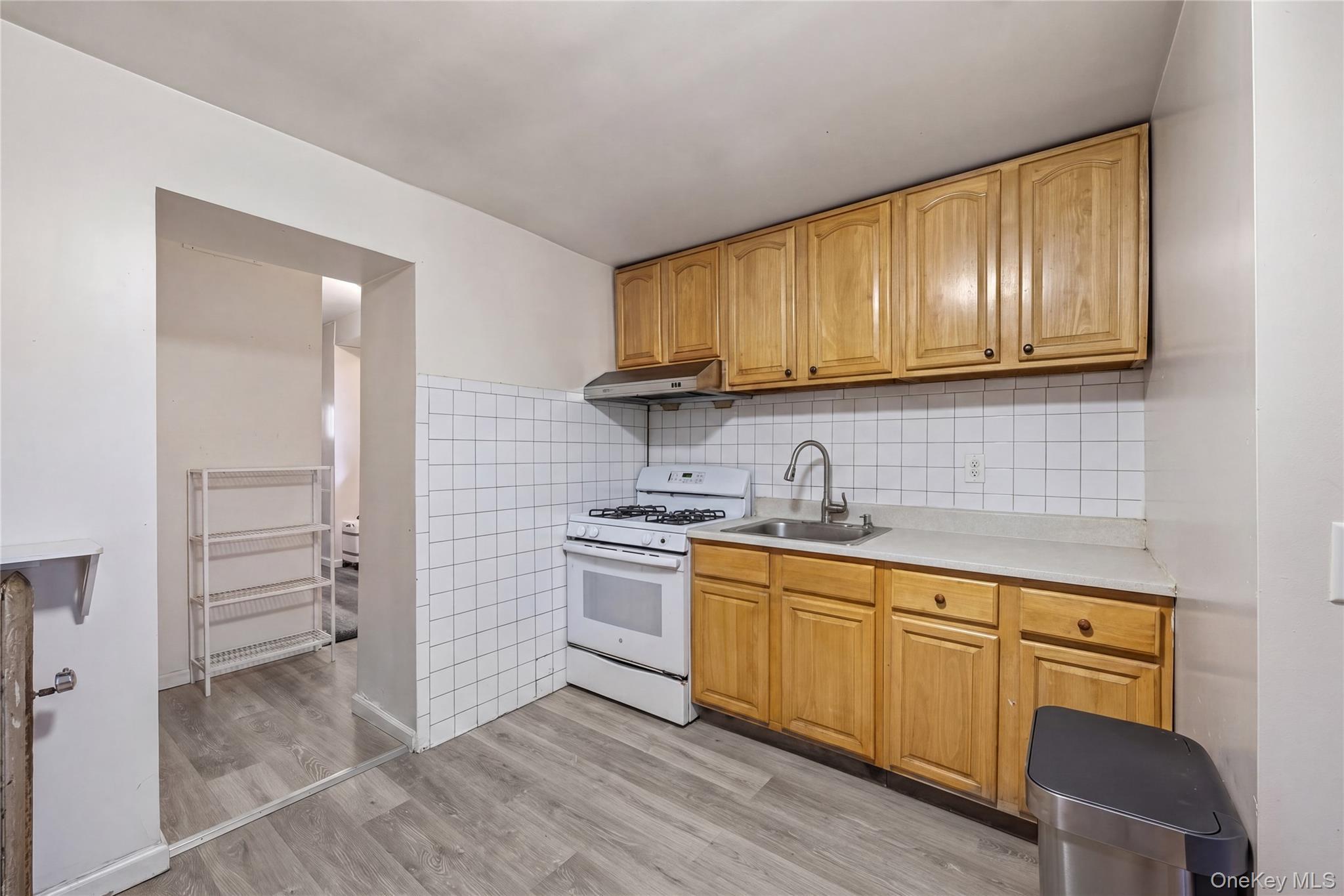 Single Family Grand  Bronx, NY 10468, MLS-994683-10