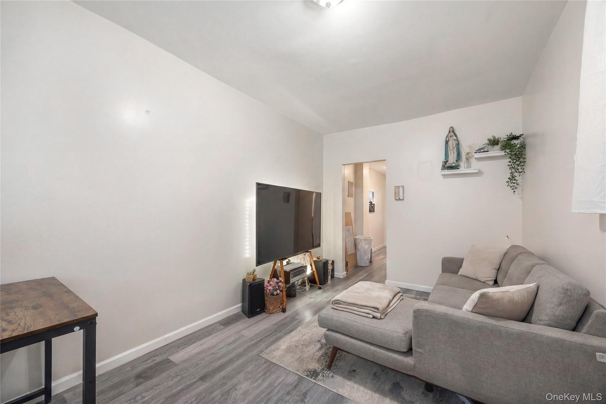 Single Family Grand  Bronx, NY 10468, MLS-994683-20