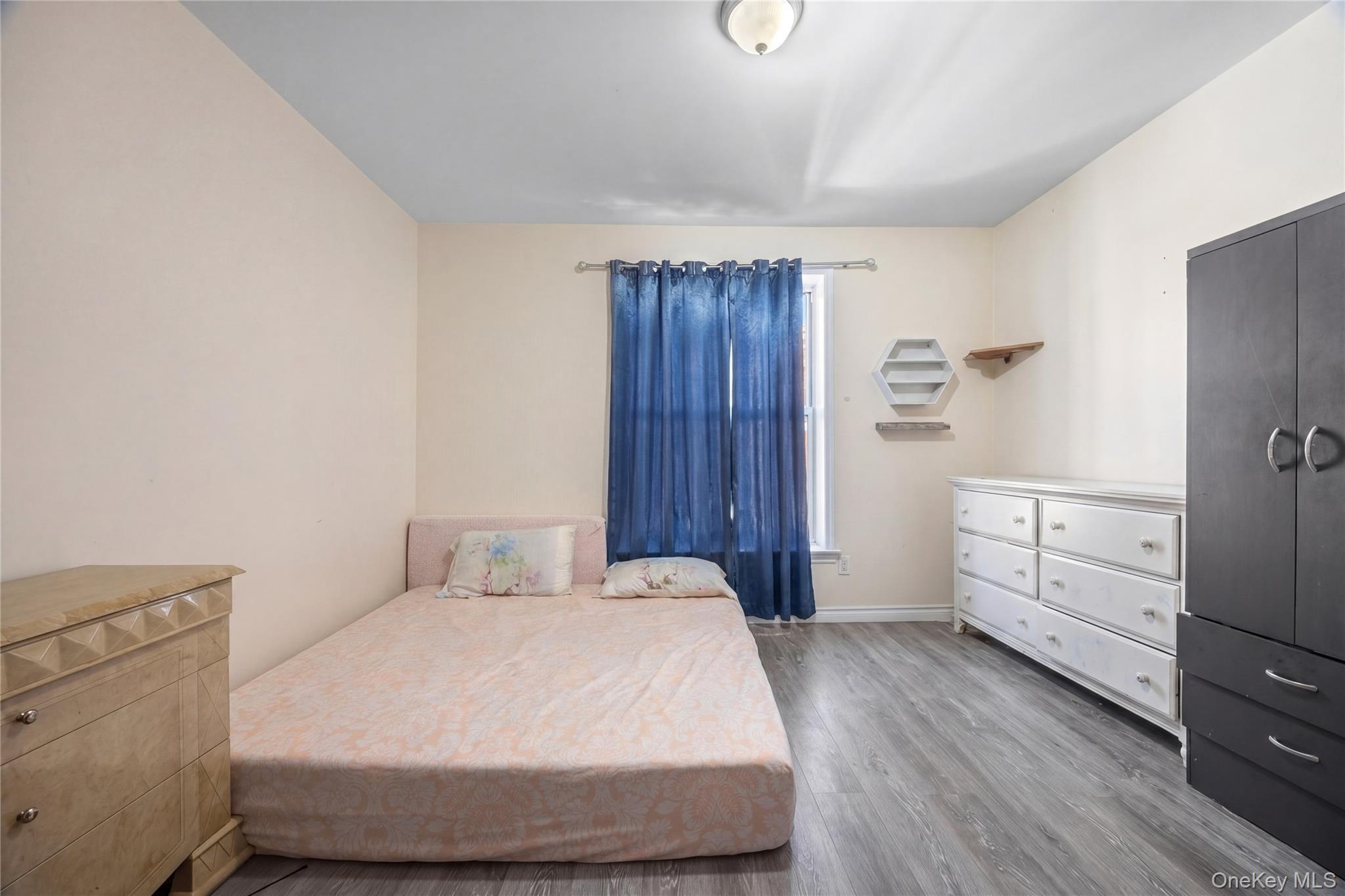 Single Family Grand  Bronx, NY 10468, MLS-994683-35