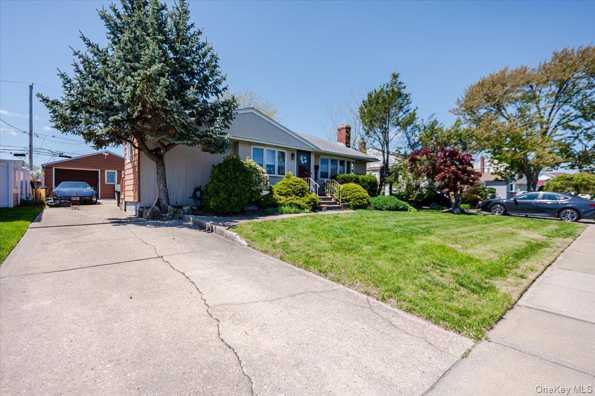 Single Family Wellesley  Nassau County, NY 11801, MLS-995133-17