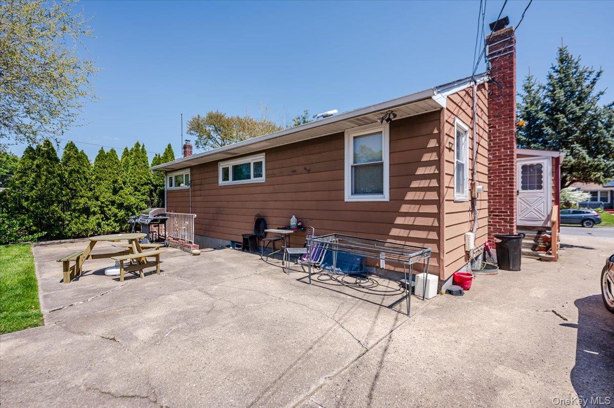 Single Family Wellesley  Nassau County, NY 11801, MLS-995133-18