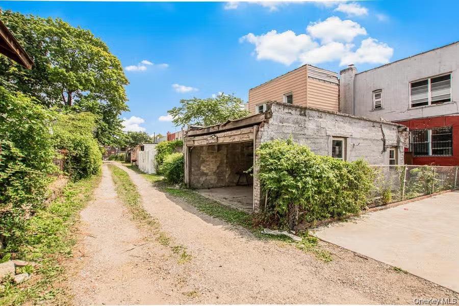 Single Family 221st Bronx, NY 10469, MLS-995395-16