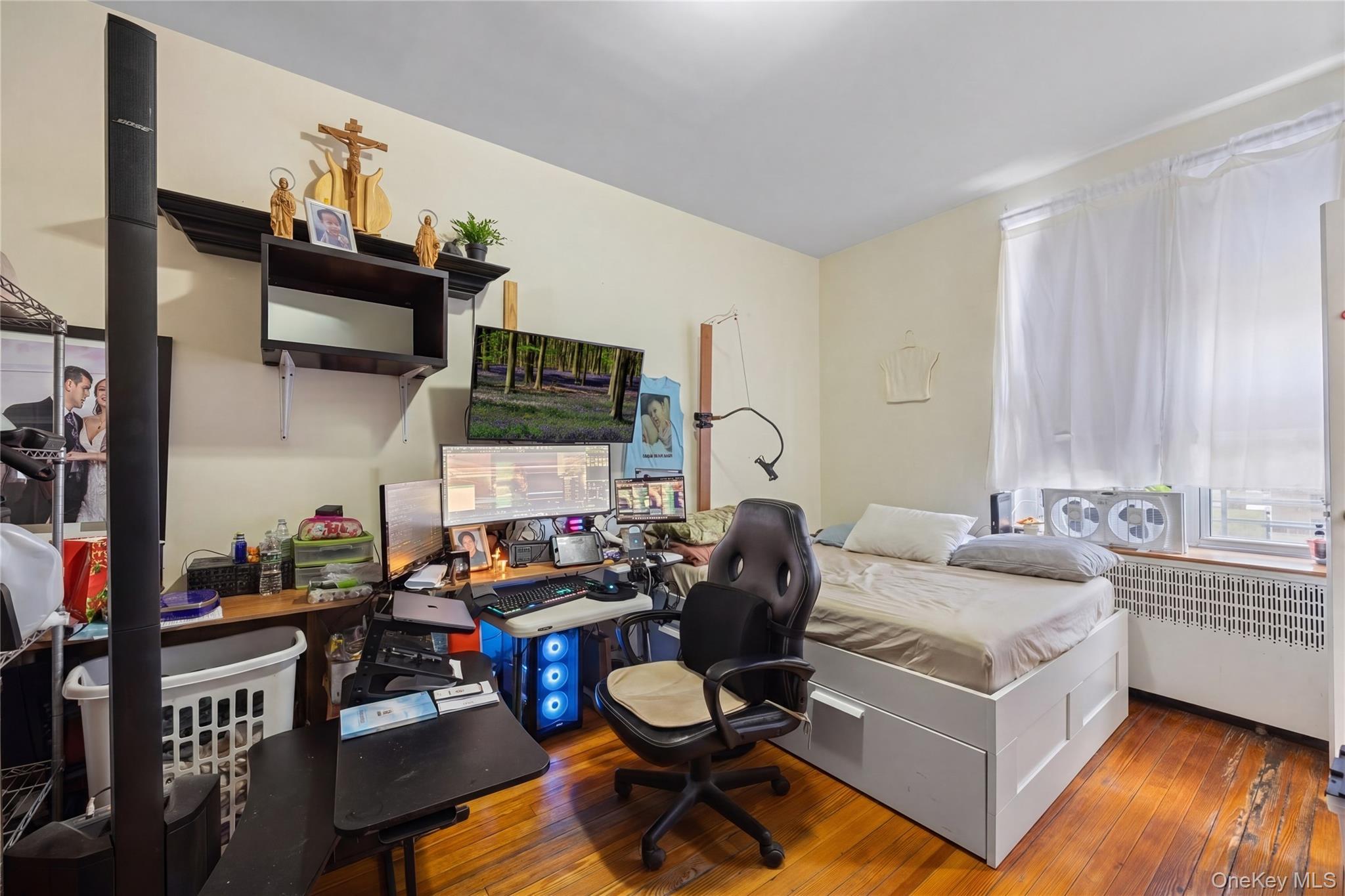 Single Family Grand  Bronx, NY 10468, MLS-995771-21