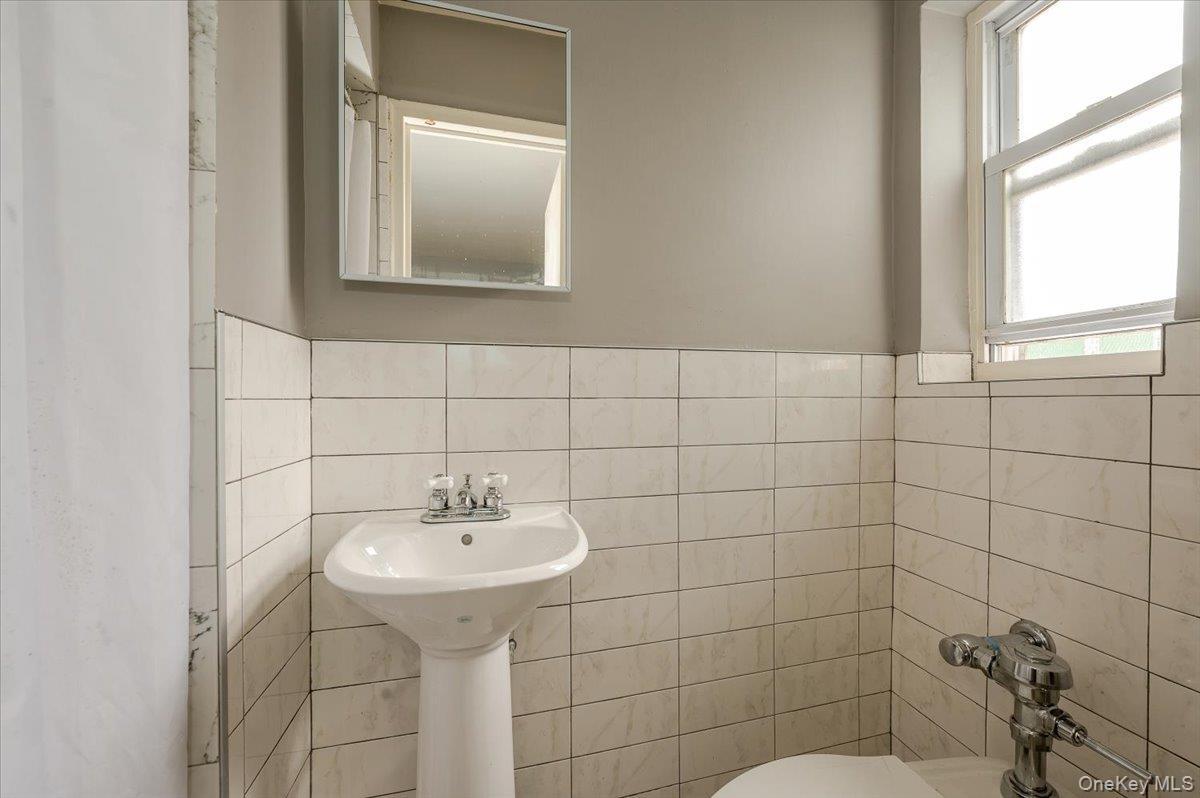 Single Family Narragansett Bronx, NY 10461, MLS-995978-21