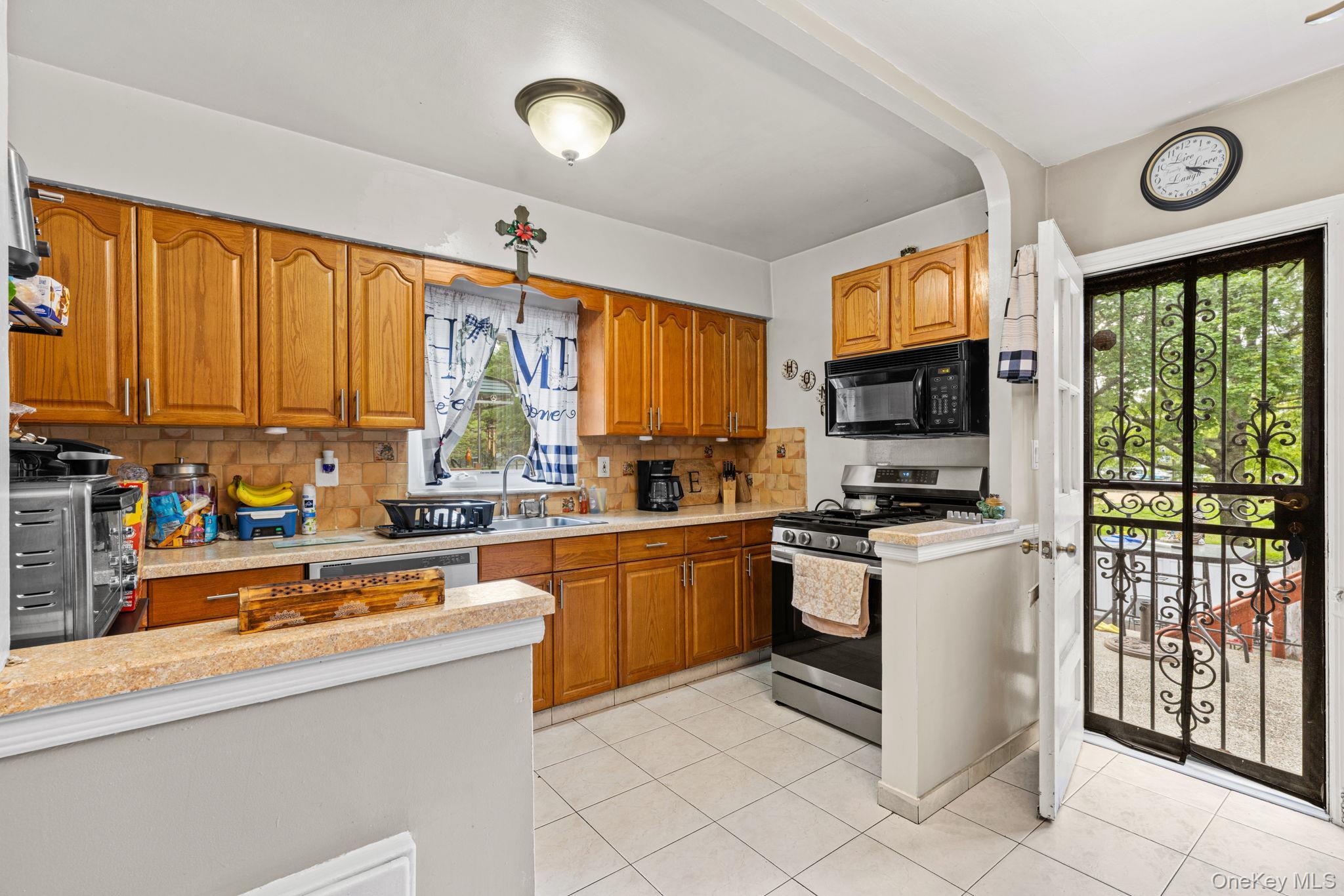 Single Family Mayflower Bronx, NY 10461, MLS-996197-6