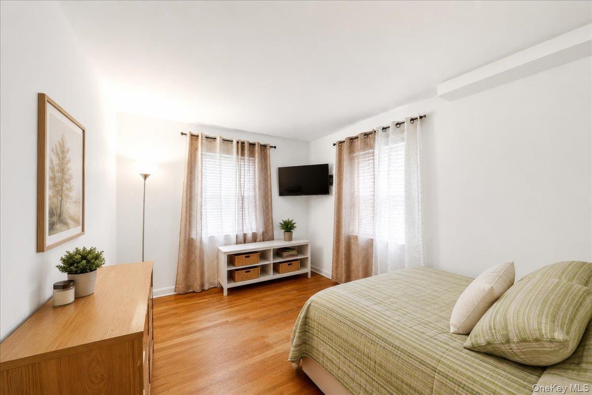 Single Family Laconia Bronx, NY 10469, MLS-996384-12