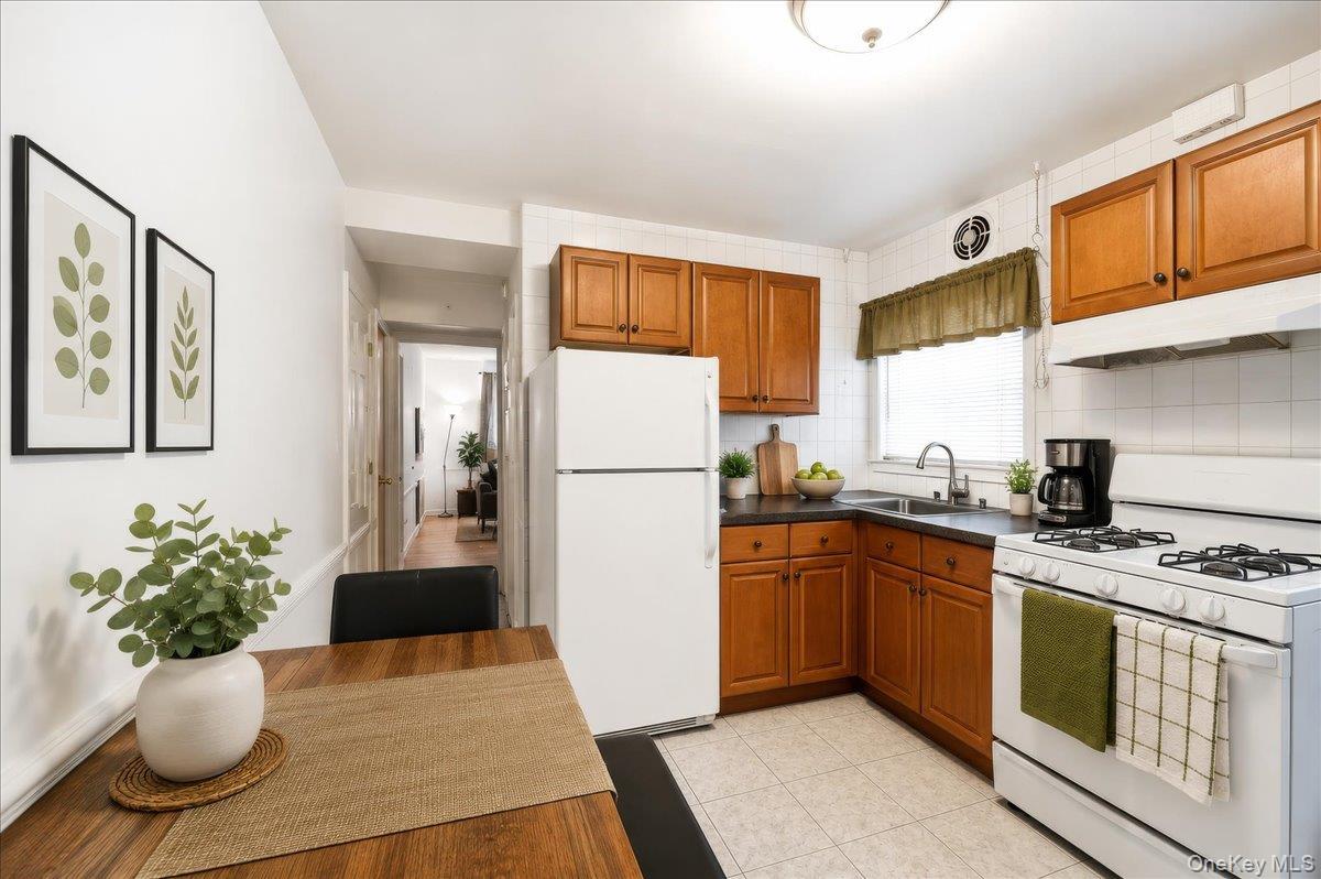 Single Family Laconia Bronx, NY 10469, MLS-996384-14