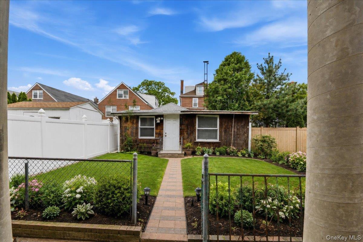 Single Family Laconia Bronx, NY 10469, MLS-996384-2