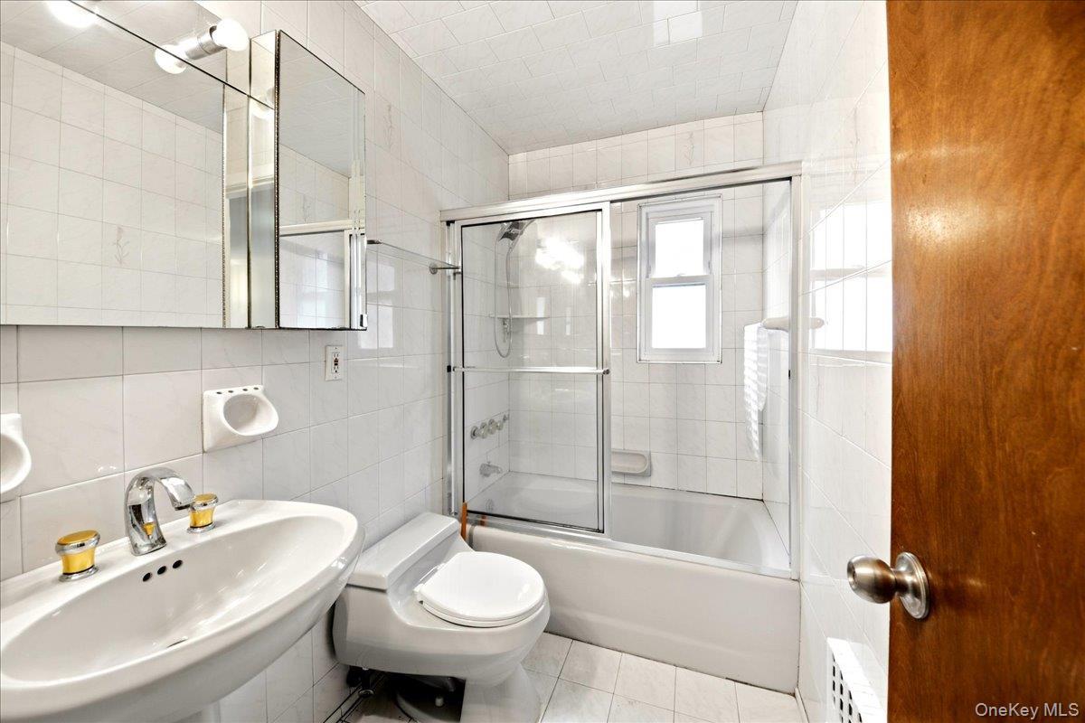 Single Family Laconia Bronx, NY 10469, MLS-996384-5