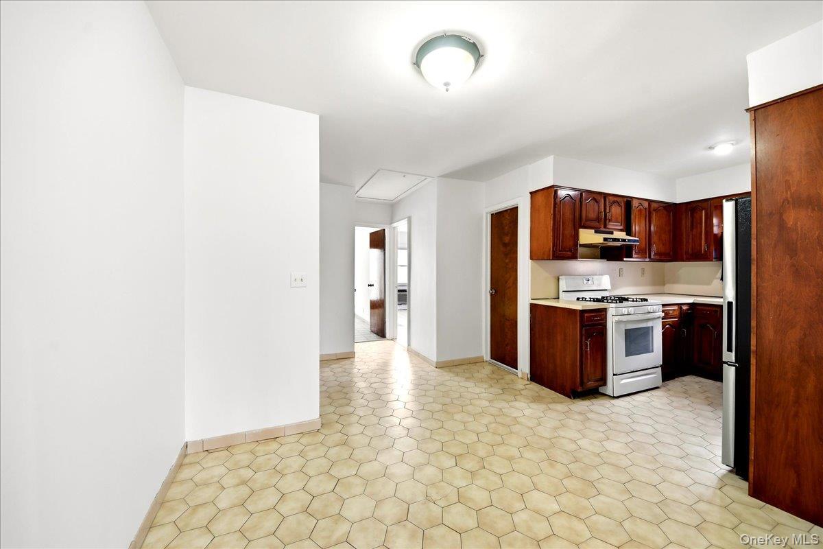 Single Family Laconia Bronx, NY 10469, MLS-996384-9