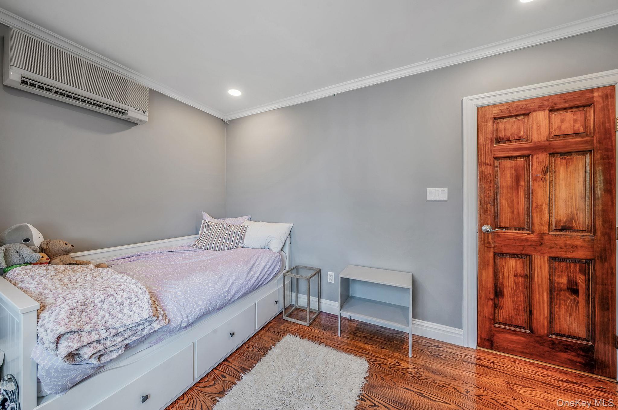 Single Family 69th Queens, NY 11385, MLS-996788-20