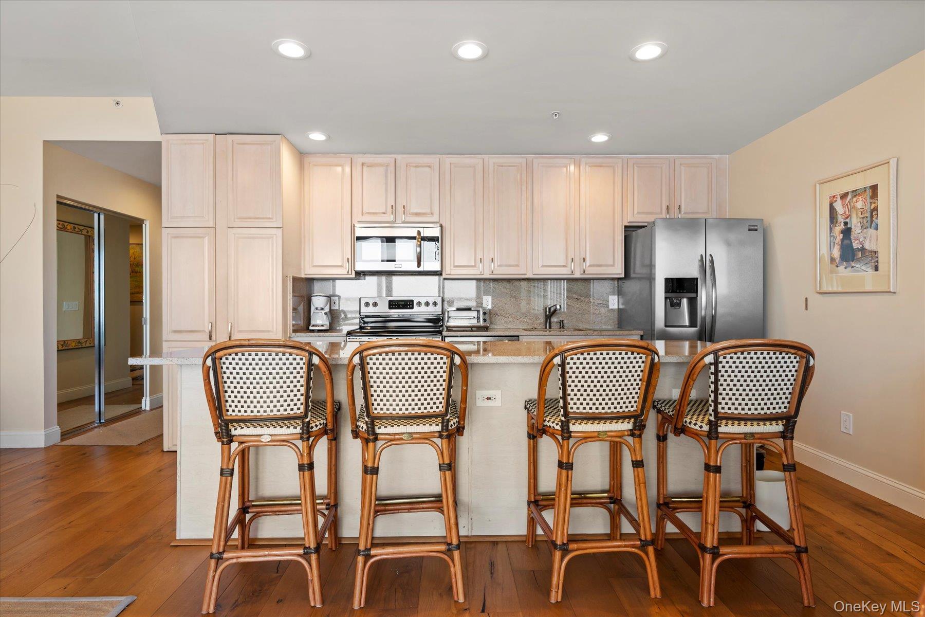 Apartment Dune Road Suffolk County, NY 11978, MLS-997383-10