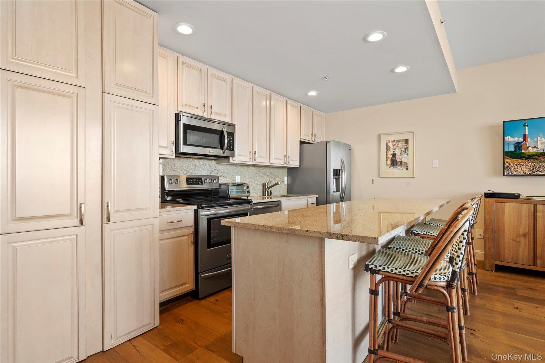 Apartment Dune Road Suffolk County, NY 11978, MLS-997383-11