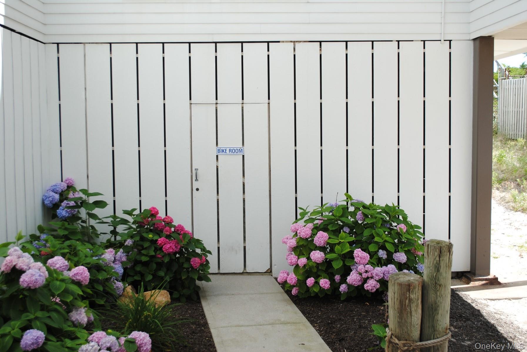 Apartment Dune Road Suffolk County, NY 11978, MLS-997383-22