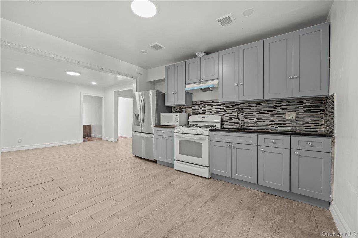 Single Family Balcom Bronx, NY 10461, MLS-997523-7