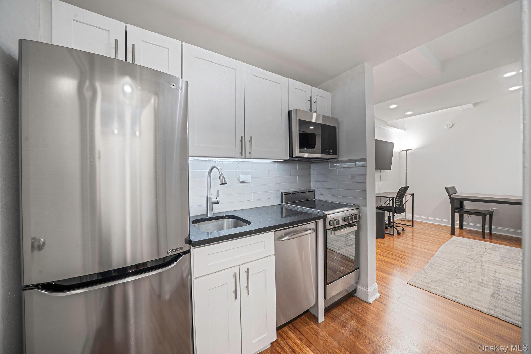 Apartment 51st St Manhattan, NY 10019, MLS-997675-10