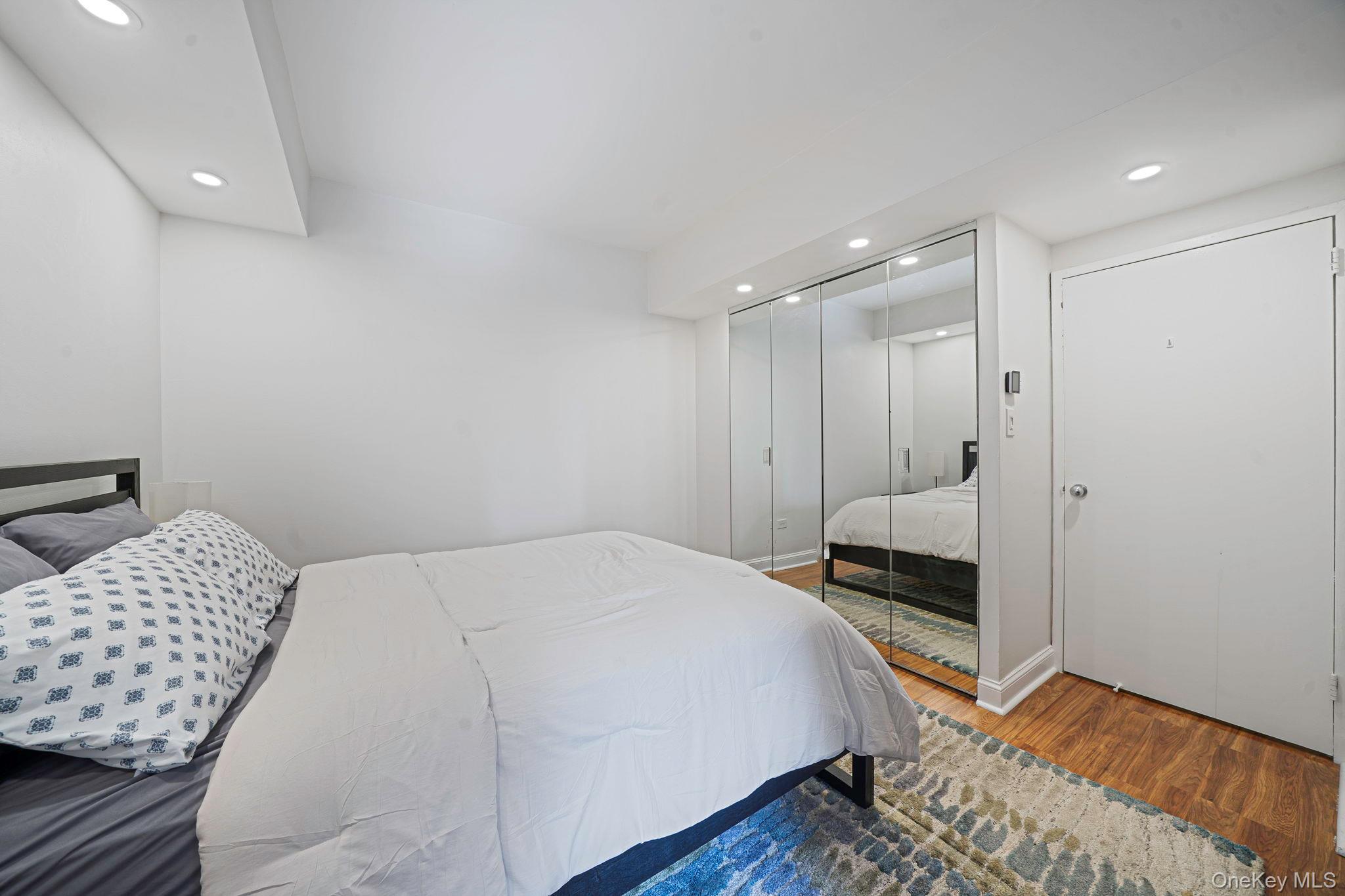 Apartment 51st St Manhattan, NY 10019, MLS-997675-8