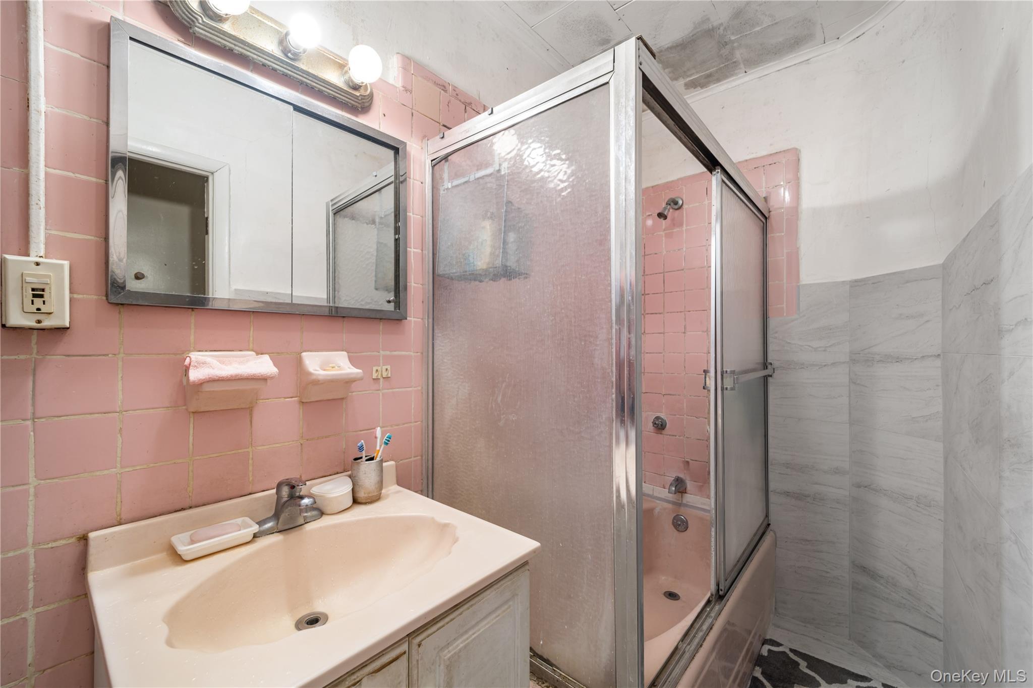 Single Family 69th Avenue Queens, NY 11385, MLS-997750-17