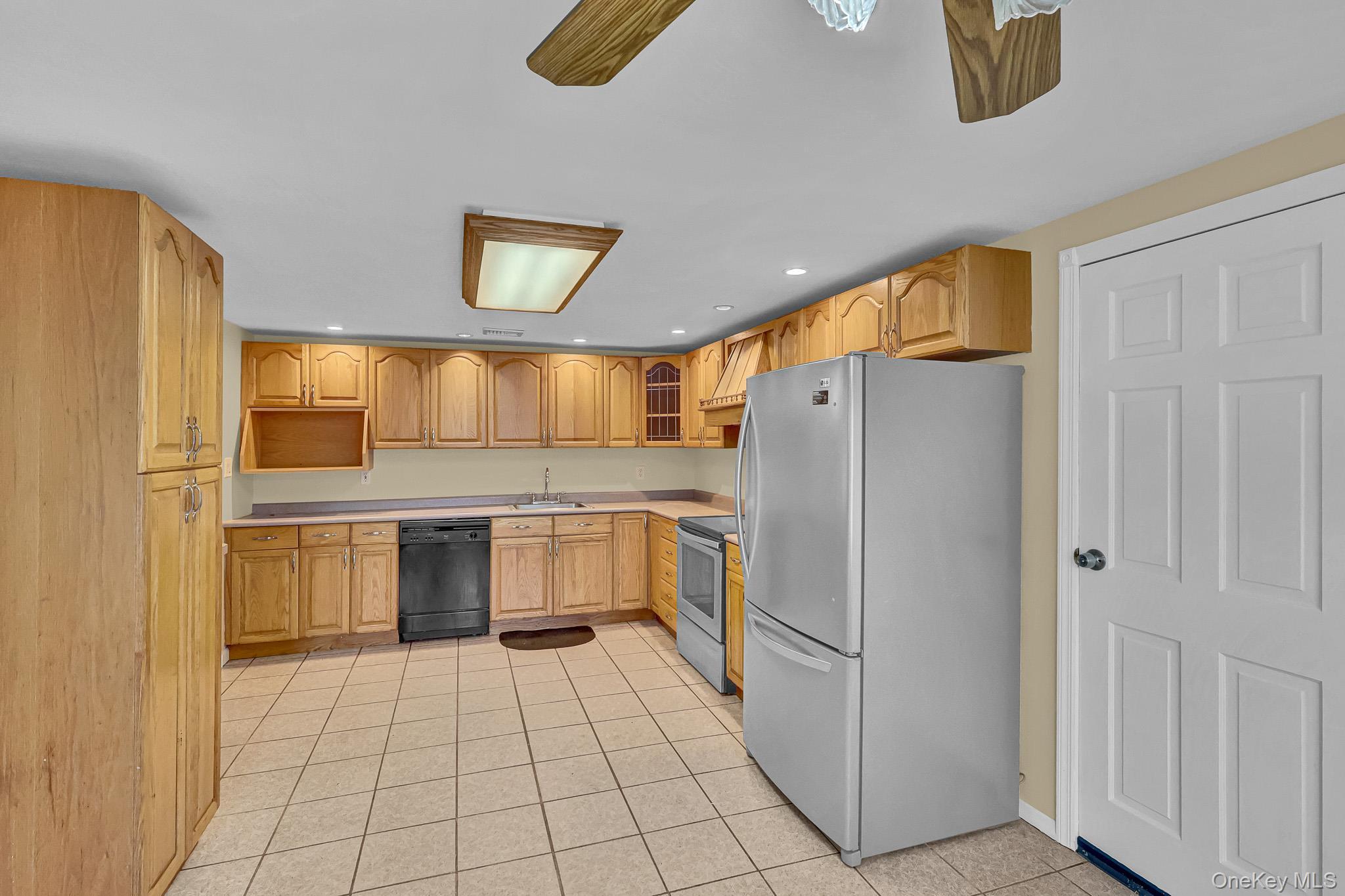 Single Family College Hills Drive Suffolk County, NY 11738, MLS-998151-4
