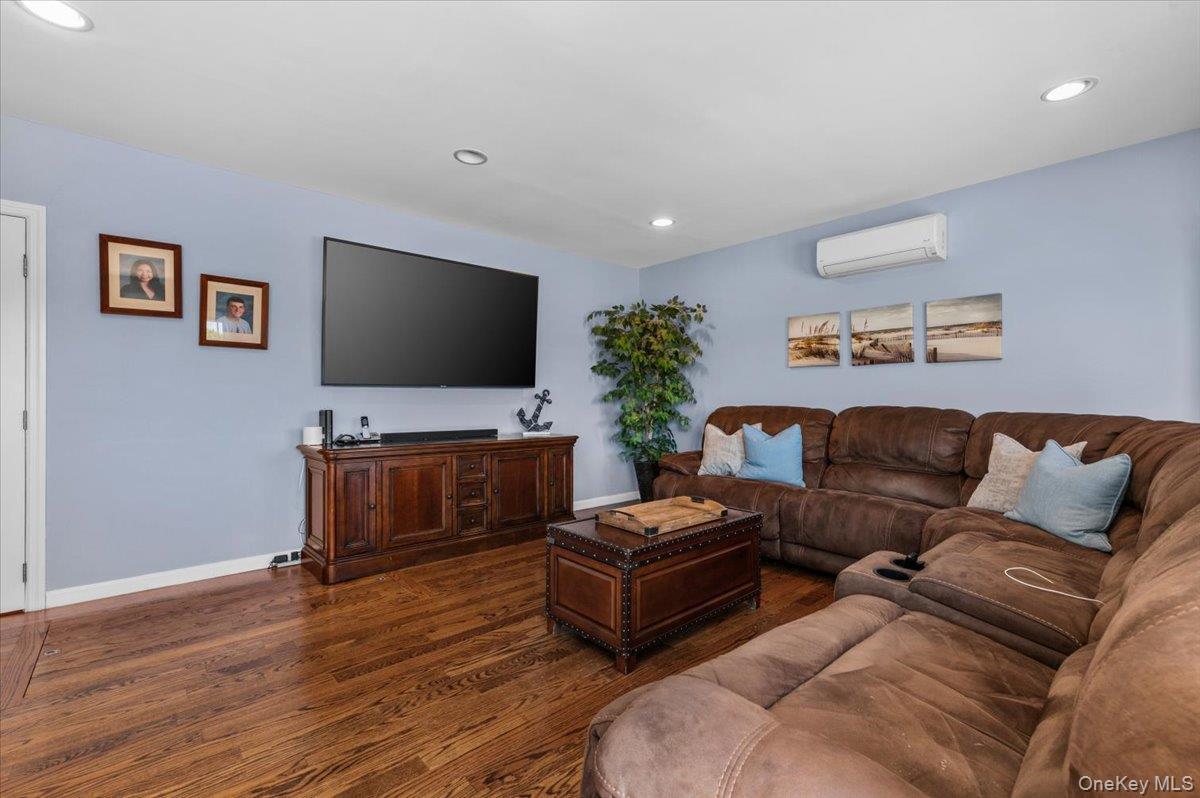 Single Family Islip Court Nassau County, NY 11793, MLS-998636-14