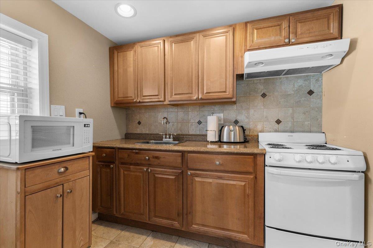 Single Family Islip Court Nassau County, NY 11793, MLS-998636-25