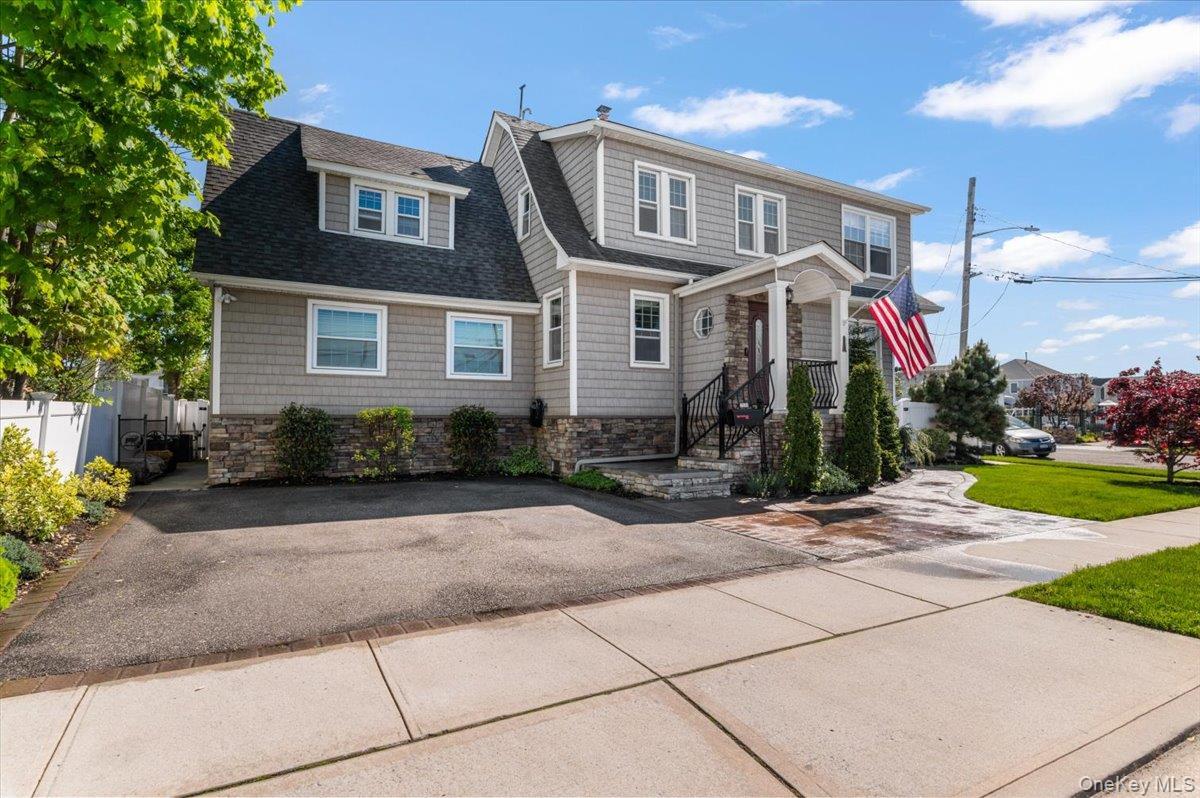 Single Family Islip Court Nassau County, NY 11793, MLS-998636-3