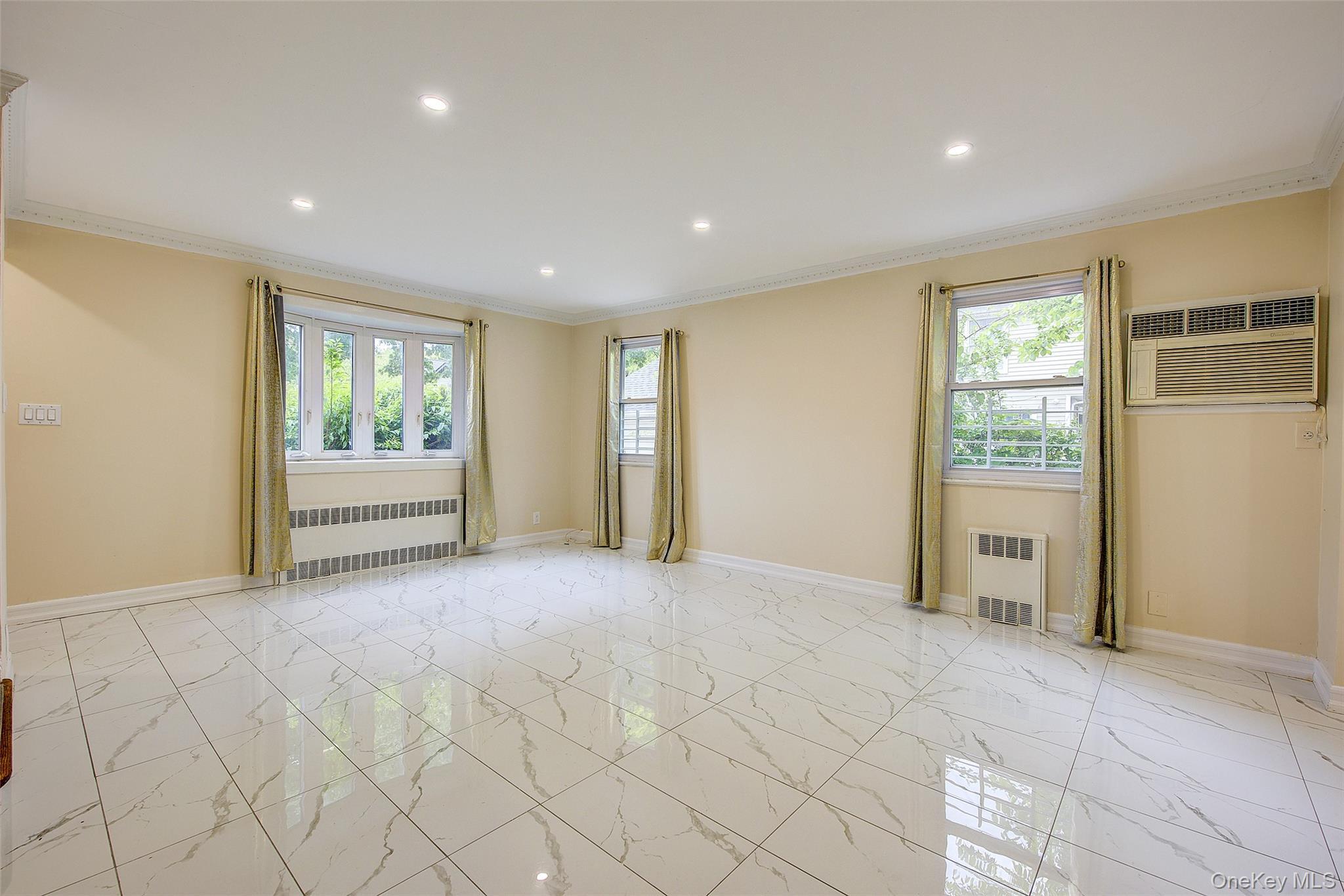 Single Family 76th Road Queens, NY 11366, MLS-998900-2