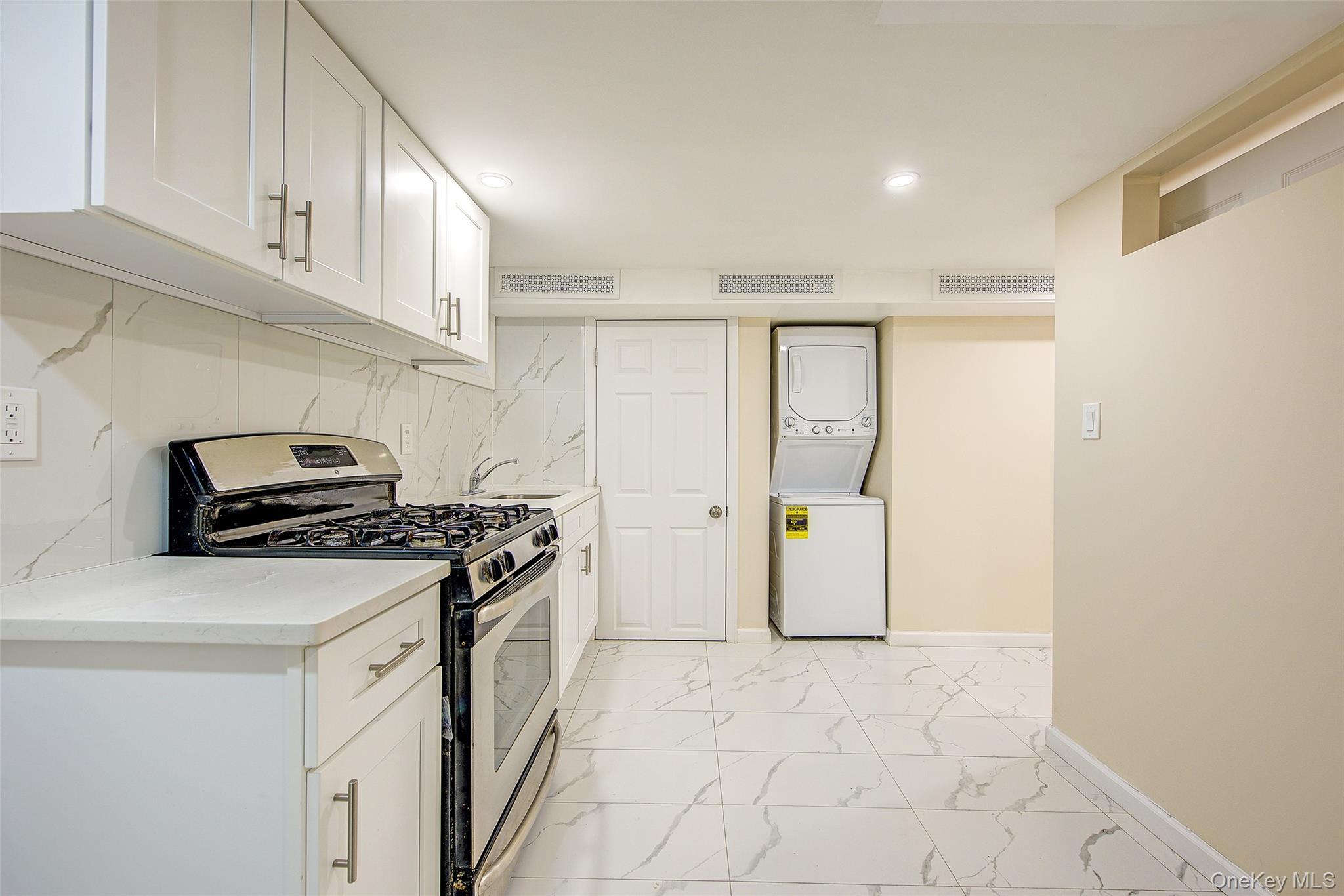 Single Family 76th Road Queens, NY 11366, MLS-998900-29