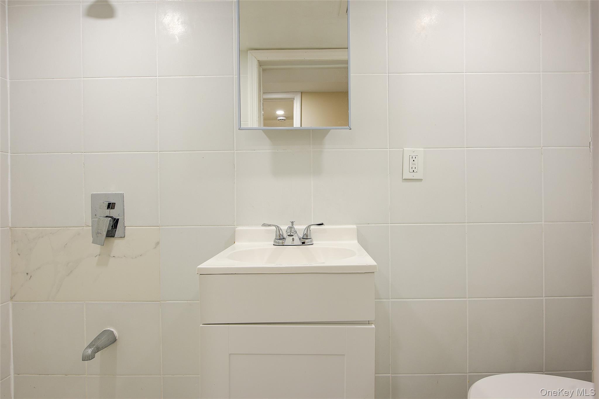Single Family 76th Road Queens, NY 11366, MLS-998900-32