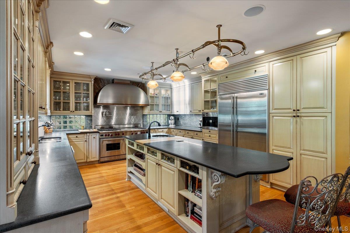 Single Family Aldershot Lane Nassau County, NY 11030, MLS-999554-11