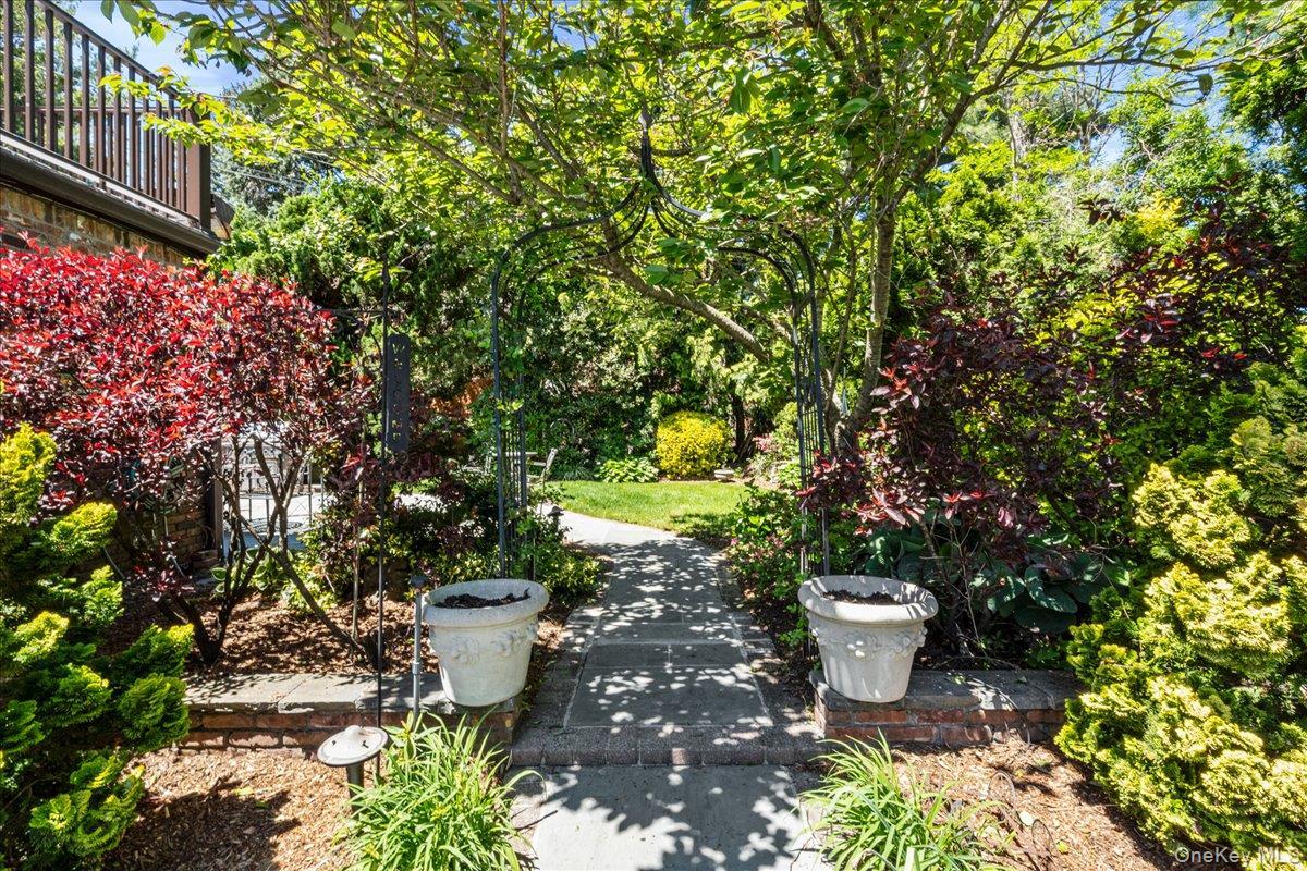 Single Family Aldershot Lane Nassau County, NY 11030, MLS-999554-34