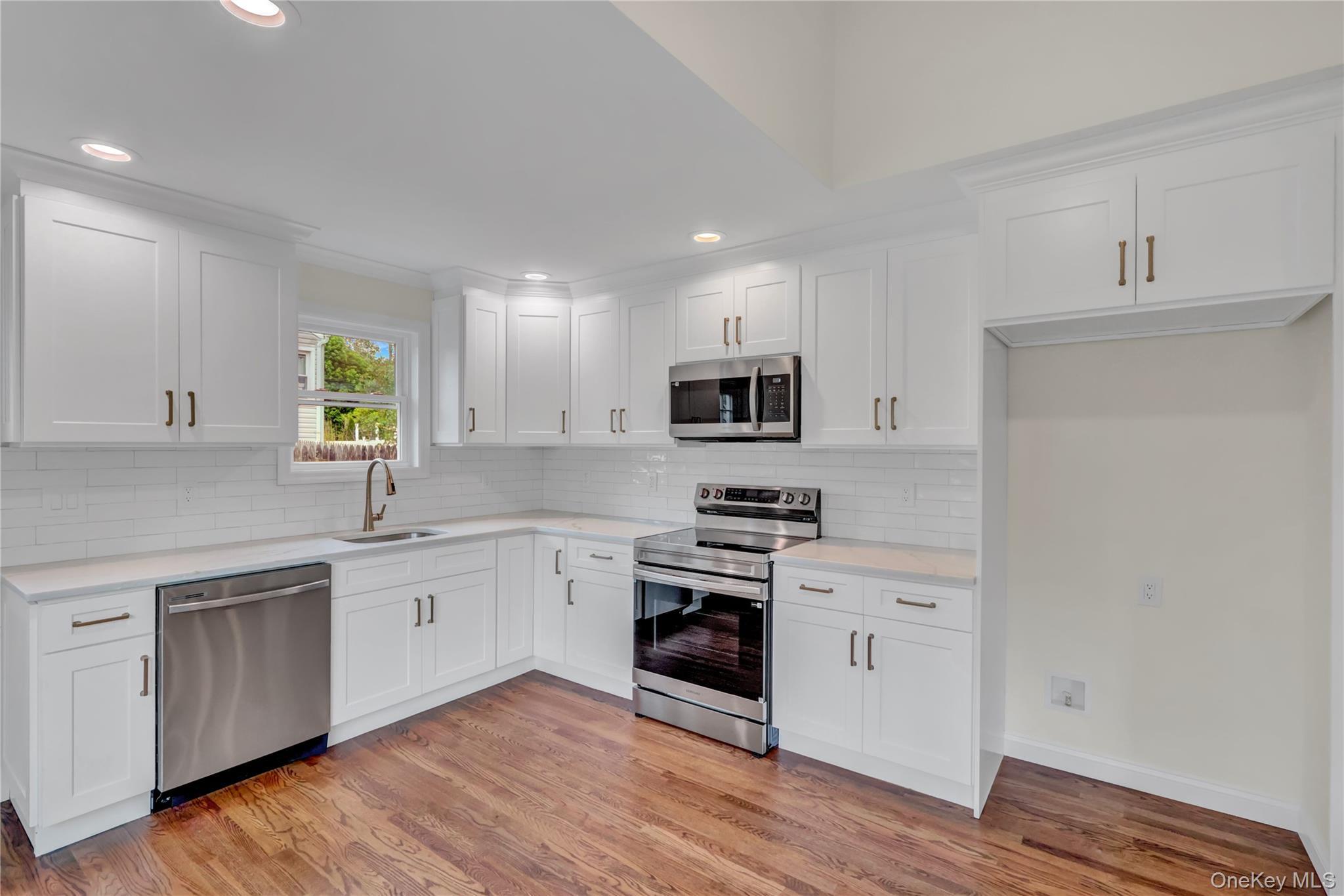 Single Family Glenwood Lane  Suffolk County, NY 11743, MLS-999958-7