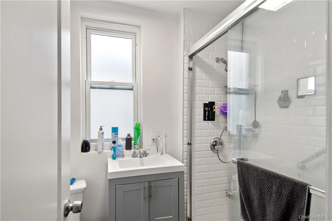 Single Family Hollywood Avenue Bronx, NY 10461, MLS-H6205115-16