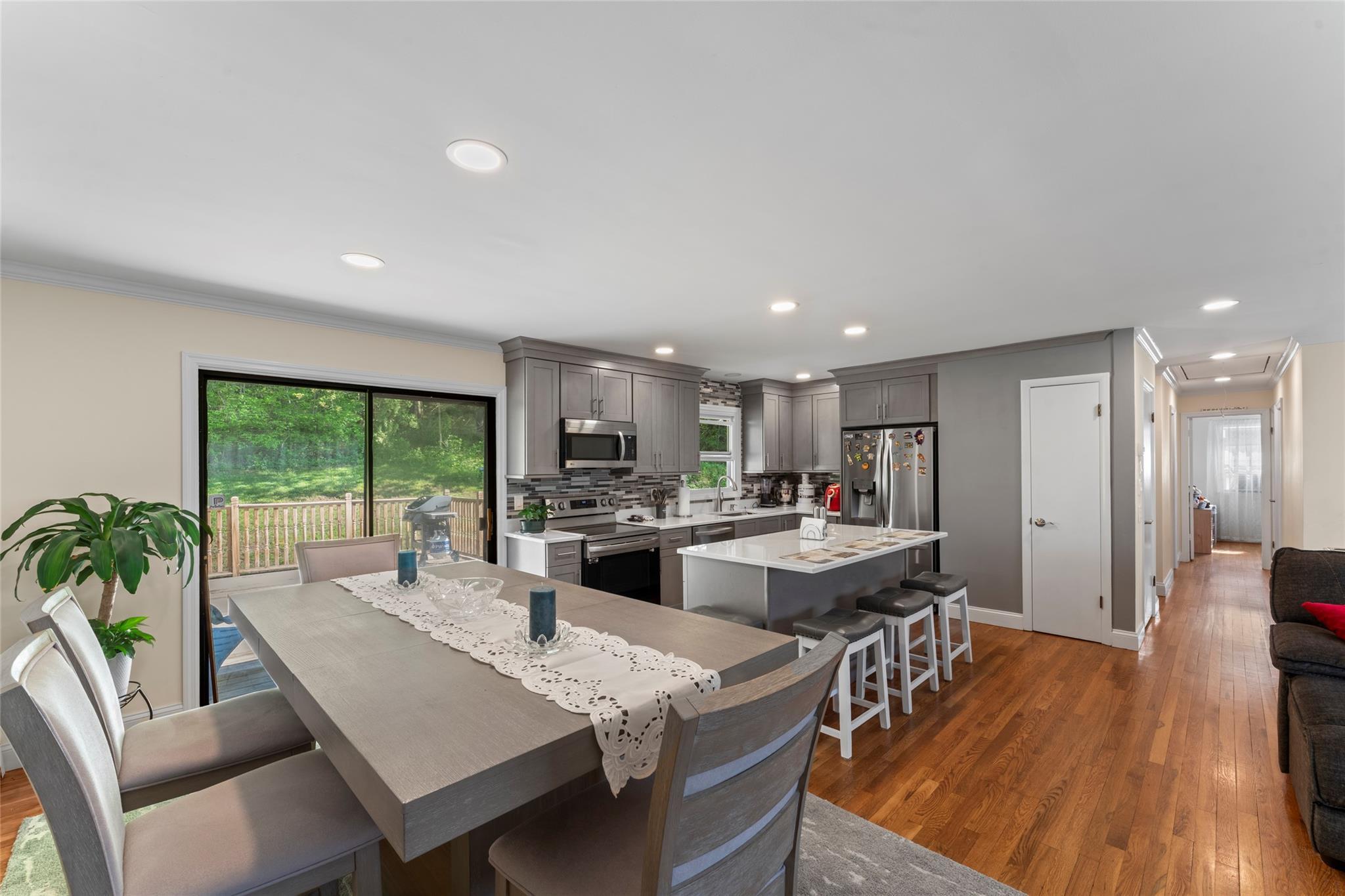 Single Family Riverside  Out Of Area, NY 06482, MLS-H6327054-3