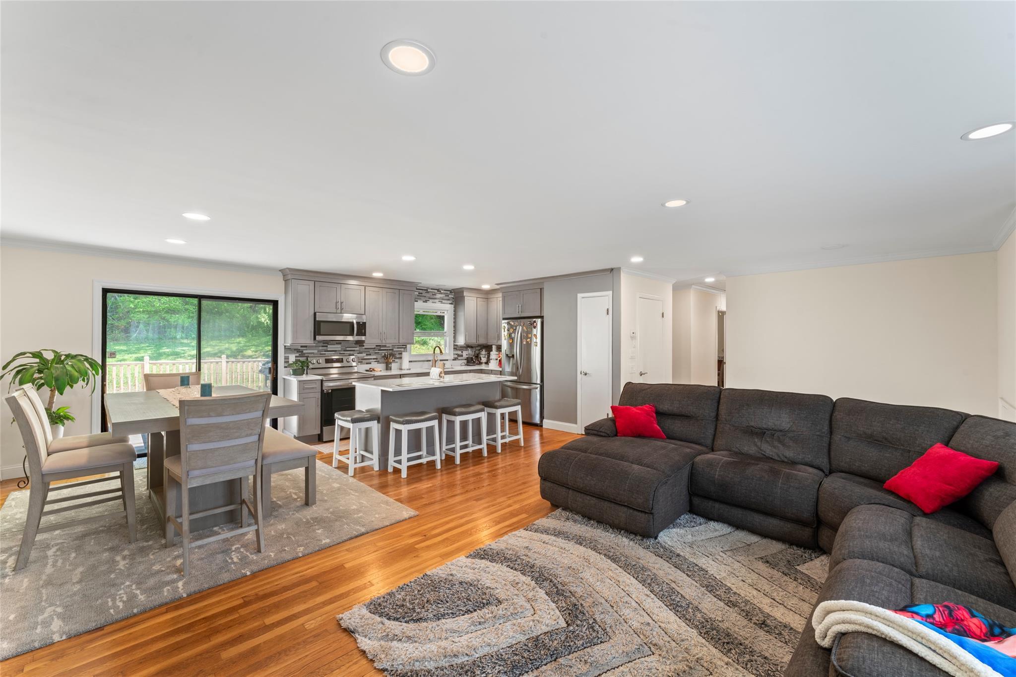 Single Family Riverside  Out Of Area, NY 06482, MLS-H6327054-9