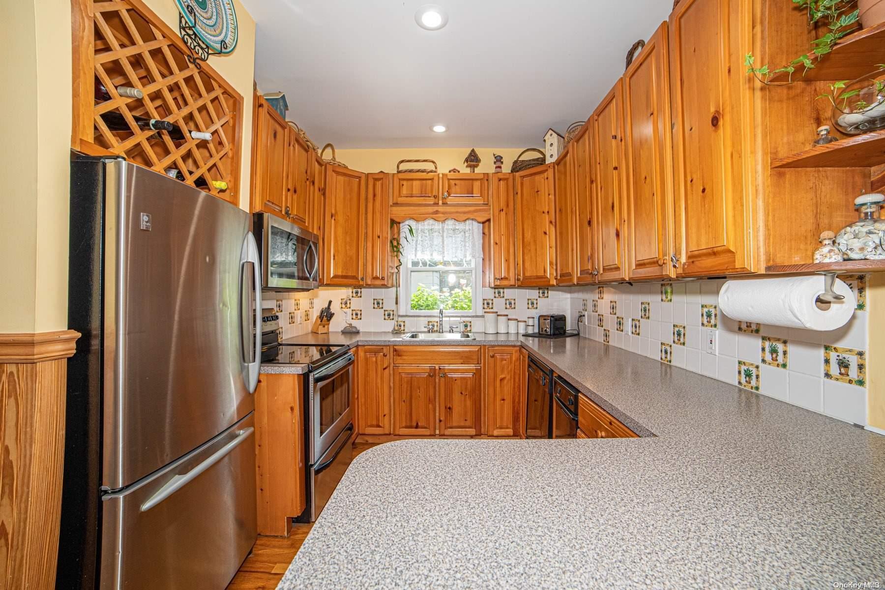 Single Family End  Suffolk County, NY 11706, MLS-L3346223-15