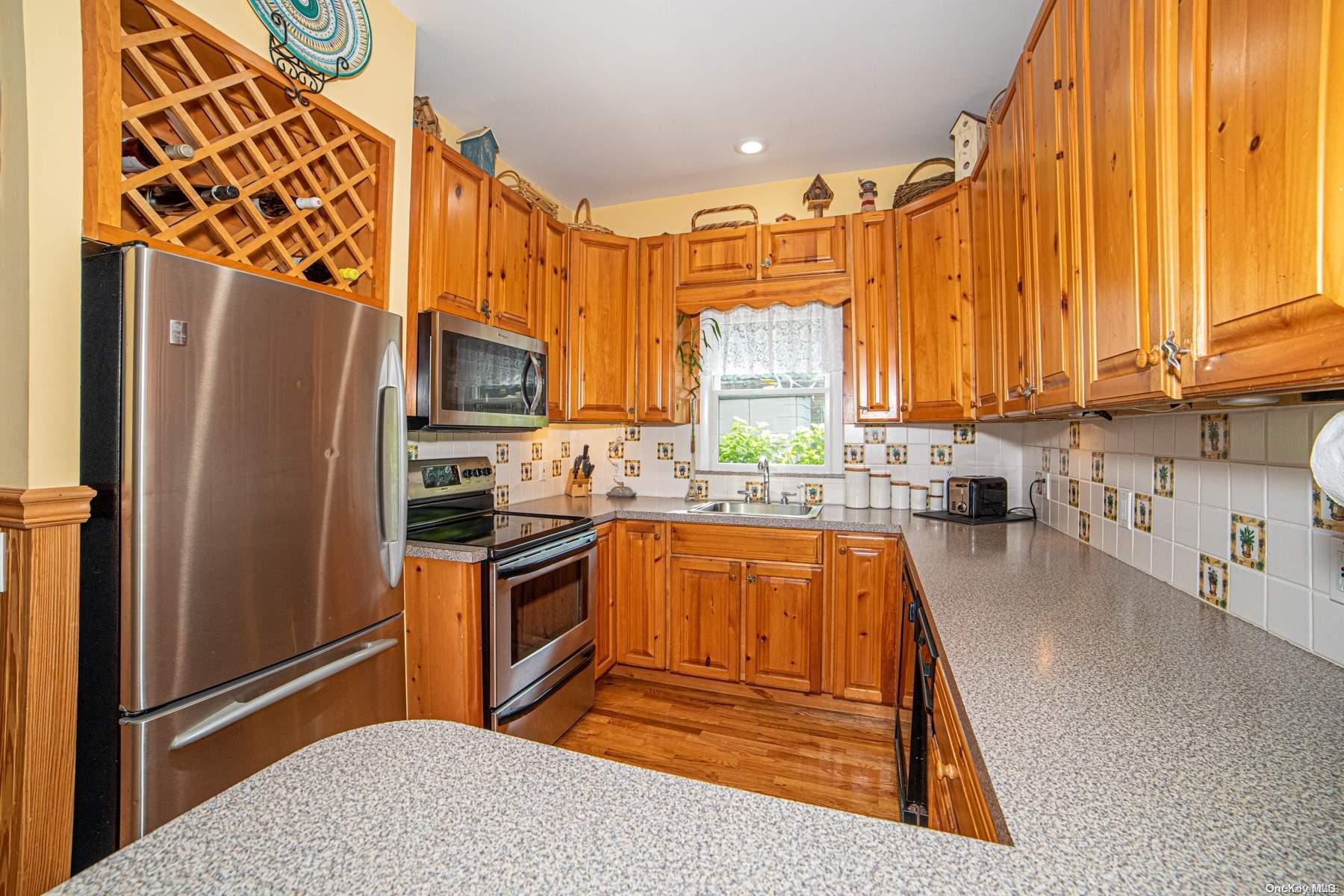 Single Family End  Suffolk County, NY 11706, MLS-L3346223-16