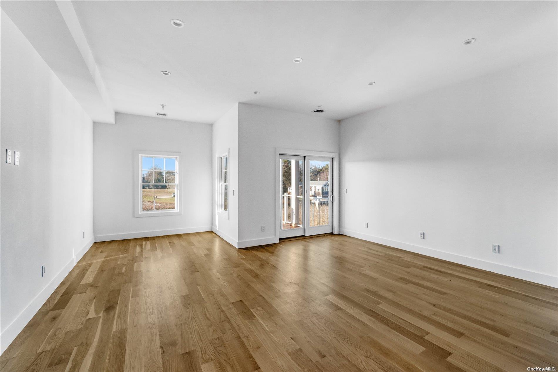 Condo Foster  Suffolk County, NY 11946, MLS-L3455214-19