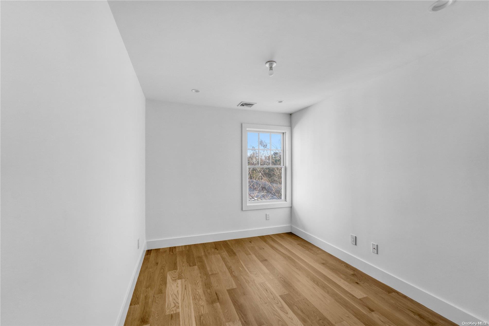 Condo Foster  Suffolk County, NY 11946, MLS-L3455214-20