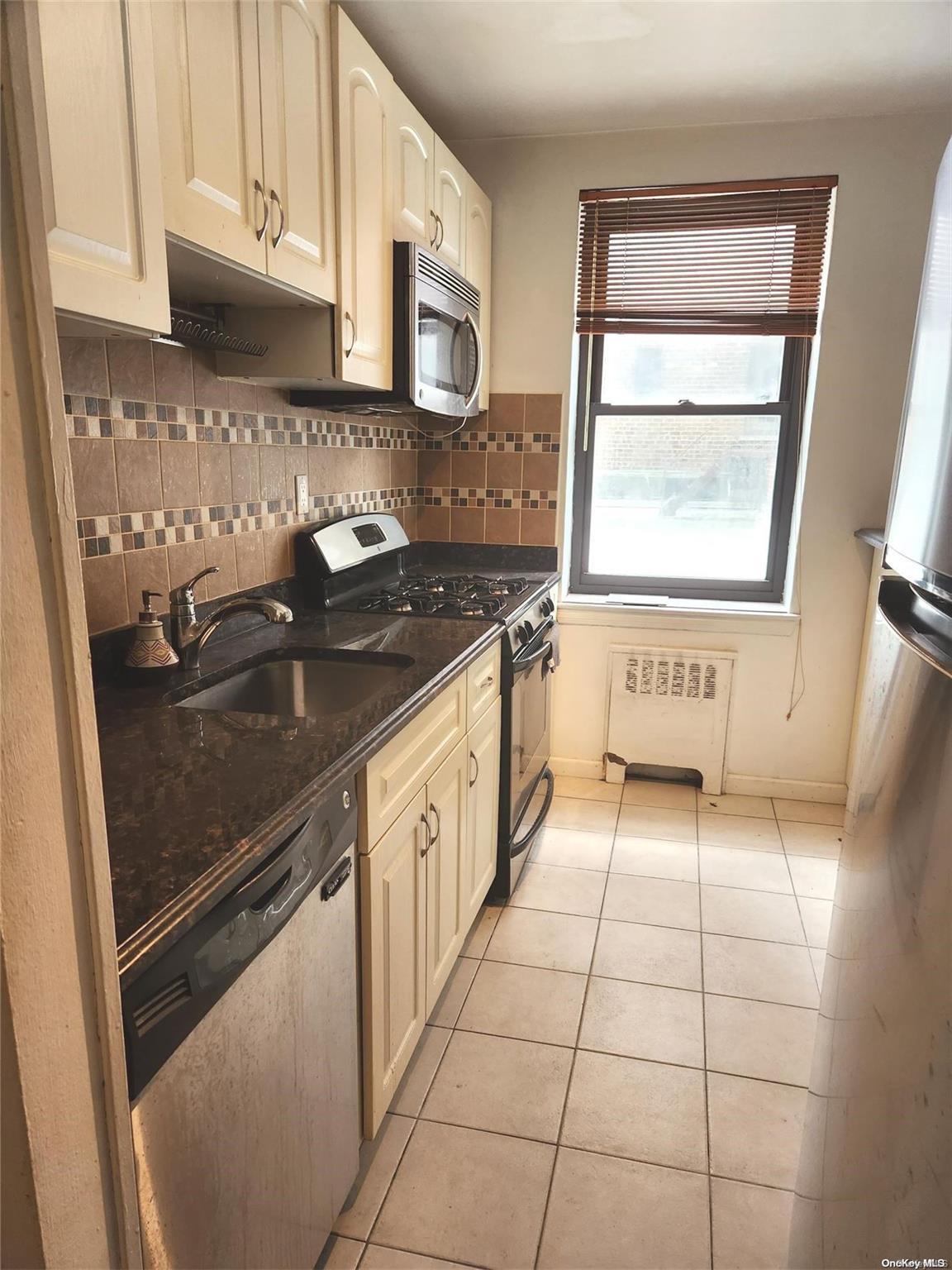 Coop 32  Queens, NY 11369, MLS-L3490668-2