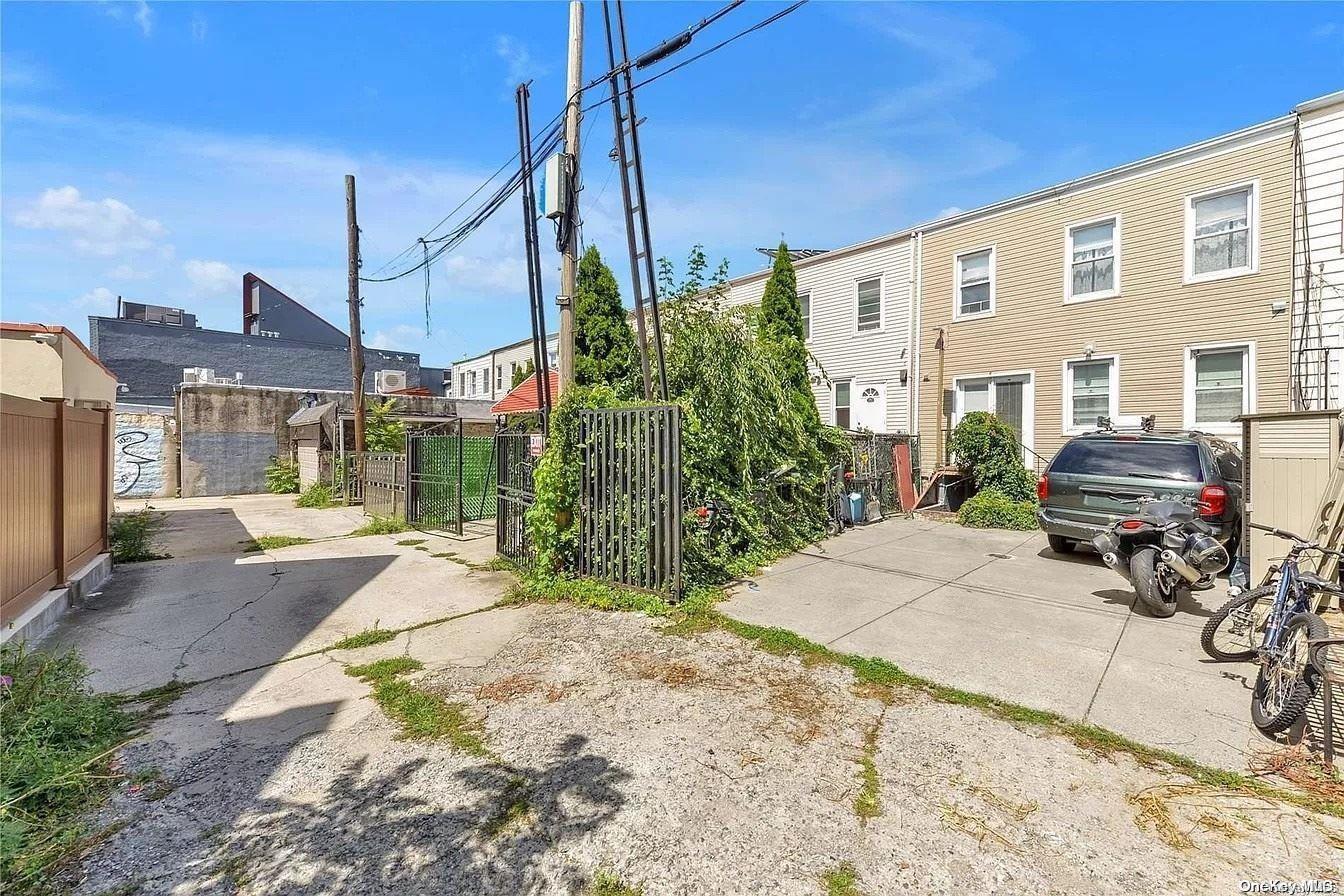 Single Family Metropolitan  Queens, NY 11379, MLS-L3529434-4