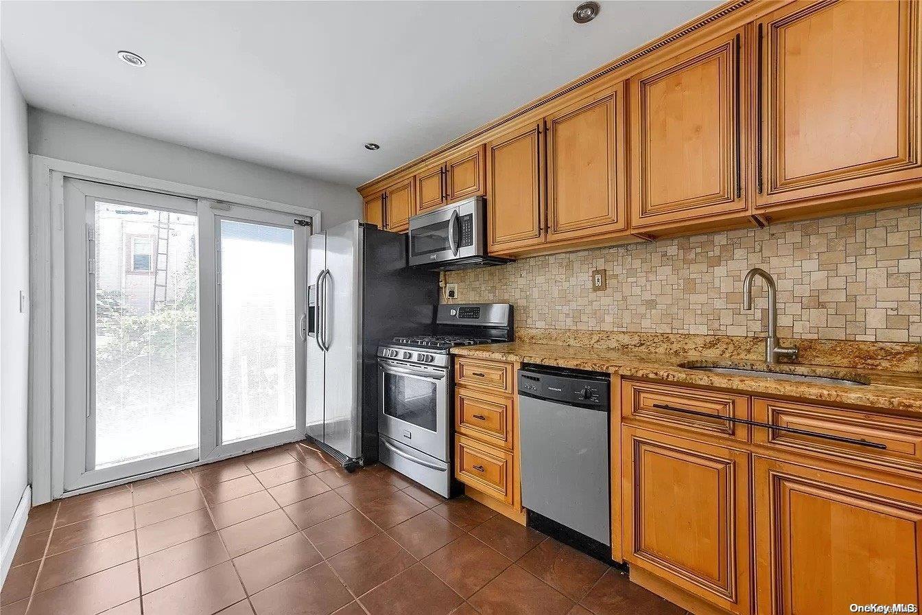 Single Family Metropolitan  Queens, NY 11379, MLS-L3529434-6