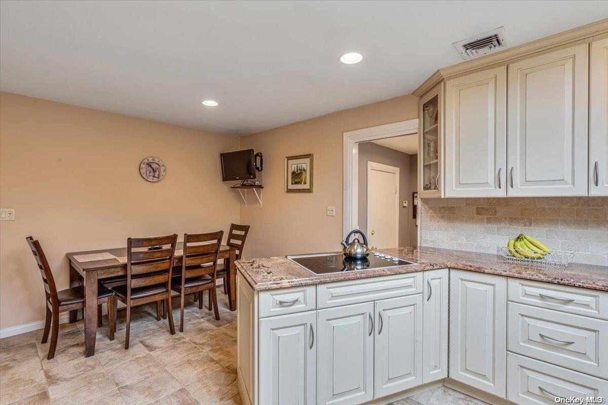 Single Family Midfarm  Nassau County, NY 11570, MLS-L3531818-8